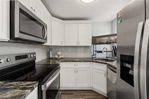 House in Largo, Florida 4 bedrooms, 93.83 sq.m. № 2092976 - photo 8