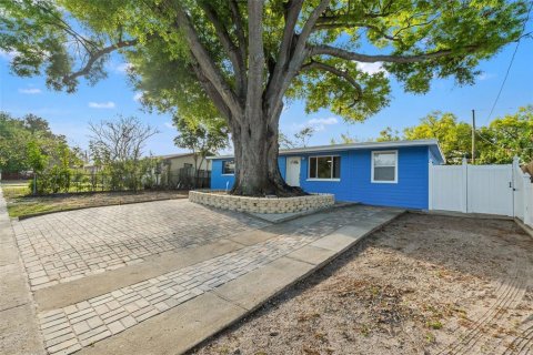 House in Largo, Florida 4 bedrooms, 93.83 sq.m. № 2092976 - photo 4