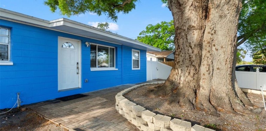 House in Largo, Florida 4 bedrooms, 93.83 sq.m. № 2092976