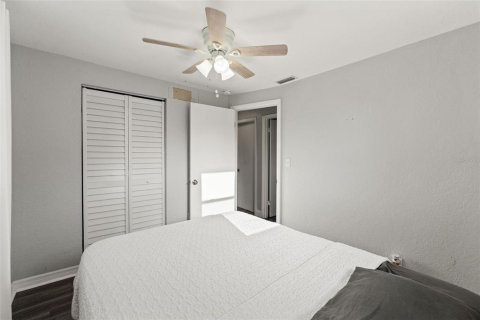 House in Largo, Florida 4 bedrooms, 93.83 sq.m. № 2092976 - photo 15