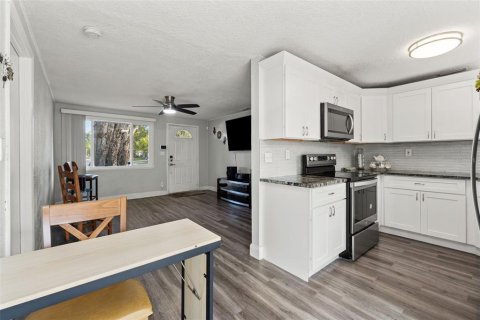 House in Largo, Florida 4 bedrooms, 93.83 sq.m. № 2092976 - photo 13