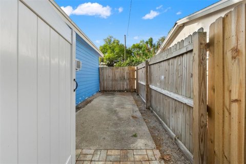 House in Largo, Florida 4 bedrooms, 93.83 sq.m. № 2092976 - photo 26