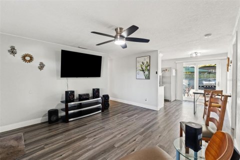 House in Largo, Florida 4 bedrooms, 93.83 sq.m. № 2092976 - photo 7