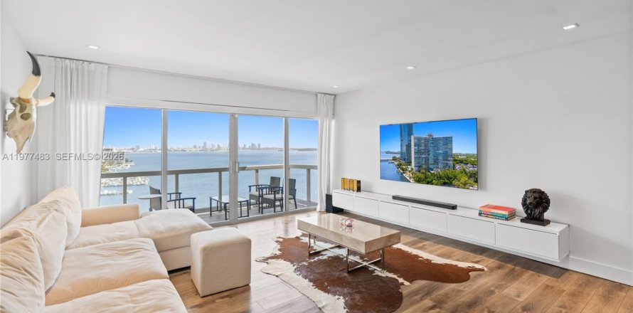 Кондоминиум с 3 спальнями в Майами, Флорида № 2042427