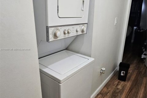 Снять в аренду таунхаус в Санрайз, Флорида 2 спальни, 83.43м2, № 2055573 - фото 14