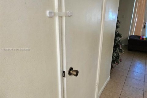 Снять в аренду таунхаус в Санрайз, Флорида 2 спальни, 83.43м2, № 2055573 - фото 10