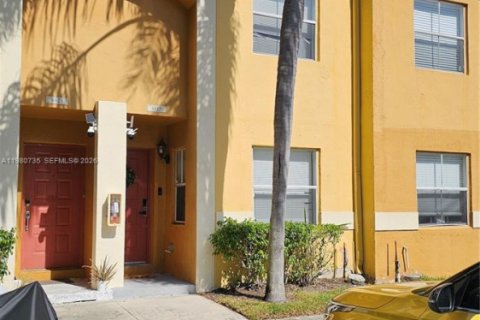 Снять в аренду таунхаус в Санрайз, Флорида 2 спальни, 83.43м2, № 2055573 - фото 2