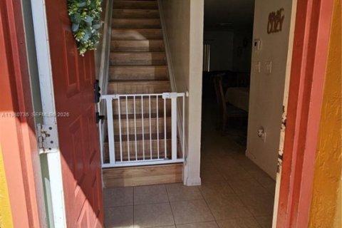 Снять в аренду таунхаус в Санрайз, Флорида 2 спальни, 83.43м2, № 2055573 - фото 5