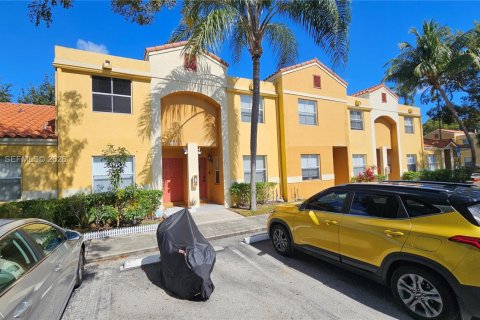 Снять в аренду таунхаус в Санрайз, Флорида 2 спальни, 83.43м2, № 2055573 - фото 1