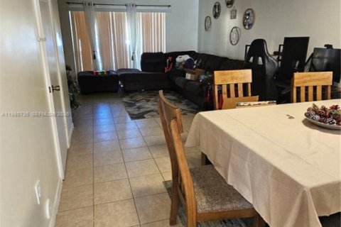 Снять в аренду таунхаус в Санрайз, Флорида 2 спальни, 83.43м2, № 2055573 - фото 9