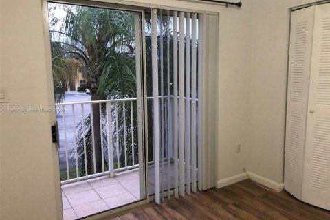 Снять в аренду таунхаус в Санрайз, Флорида 2 спальни, 83.43м2, № 2055573 - фото 17