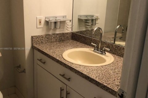 Снять в аренду таунхаус в Санрайз, Флорида 2 спальни, 83.43м2, № 2055573 - фото 18