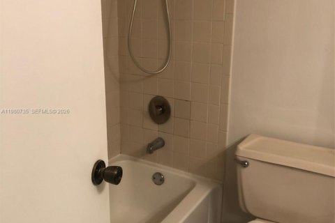 Снять в аренду таунхаус в Санрайз, Флорида 2 спальни, 83.43м2, № 2055573 - фото 19