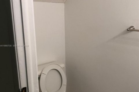 Снять в аренду таунхаус в Санрайз, Флорида 2 спальни, 83.43м2, № 2055573 - фото 16