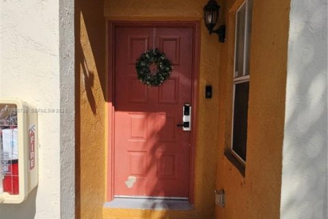 Снять в аренду таунхаус в Санрайз, Флорида 2 спальни, 83.43м2, № 2055573 - фото 4