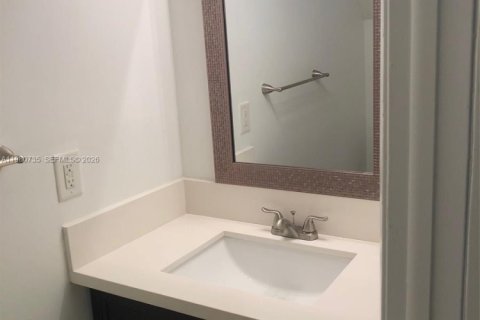 Снять в аренду таунхаус в Санрайз, Флорида 2 спальни, 83.43м2, № 2055573 - фото 15