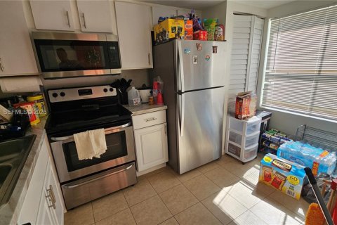 Снять в аренду таунхаус в Санрайз, Флорида 2 спальни, 83.43м2, № 2055573 - фото 8