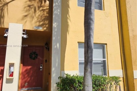 Снять в аренду таунхаус в Санрайз, Флорида 2 спальни, 83.43м2, № 2055573 - фото 3