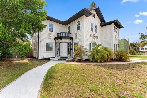 House in Saint Petersburg, Florida 6 bedrooms, 283.54 sq.m. № 1751968 - photo 1