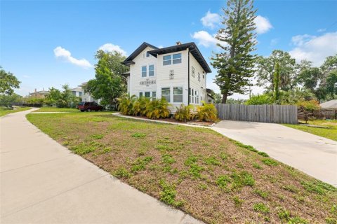House in Saint Petersburg, Florida 6 bedrooms, 283.54 sq.m. № 1751968 - photo 5