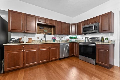House in Saint Petersburg, Florida 6 bedrooms, 283.54 sq.m. № 1751968 - photo 14