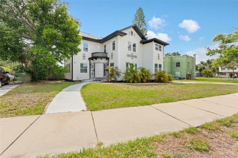 House in Saint Petersburg, Florida 6 bedrooms, 283.54 sq.m. № 1751968 - photo 4