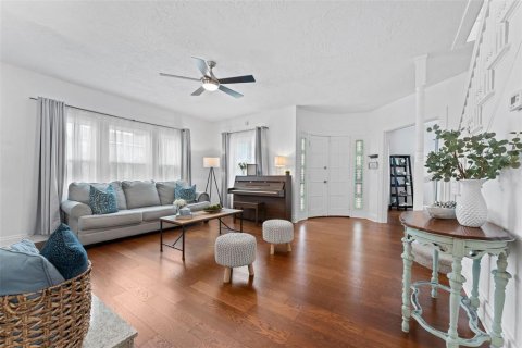 House in Saint Petersburg, Florida 6 bedrooms, 283.54 sq.m. № 1751968 - photo 8
