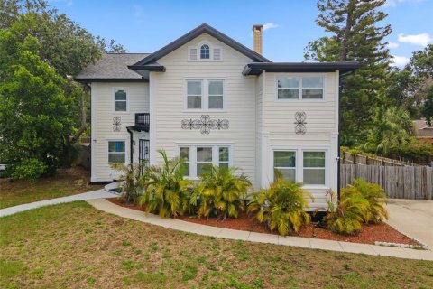 House in Saint Petersburg, Florida 6 bedrooms, 283.54 sq.m. № 1751968 - photo 3