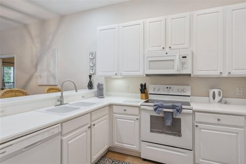 Condo in Davenport, Florida, 3 bedrooms № 2198605 - photo 11