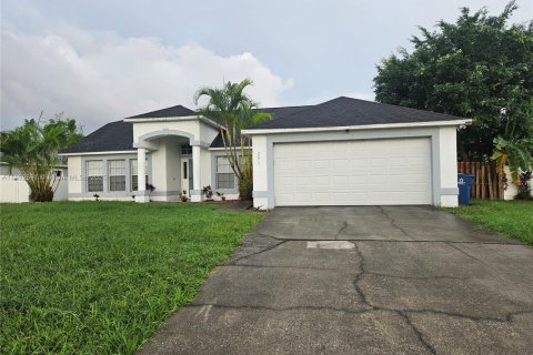 House in Palm Bay, Florida 4 bedrooms № 1945203 - photo 1