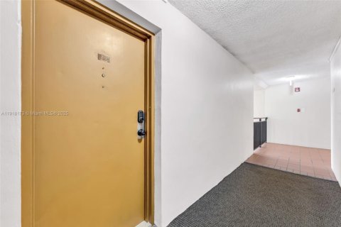 Снять в аренду кондоминиум в Майами, Флорида 1 спальня, 57.04м2, № 1974480 - фото 2