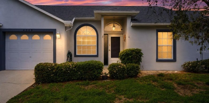 House in New Port Richey, Florida 2 bedrooms, 107.86 sq.m. № 2105184