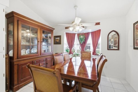 House in New Port Richey, Florida 2 bedrooms, 107.86 sq.m. № 2105184 - photo 9