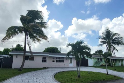 House in Pembroke Pines, Florida 5 bedrooms, 195.09 sq.m. № 2056486