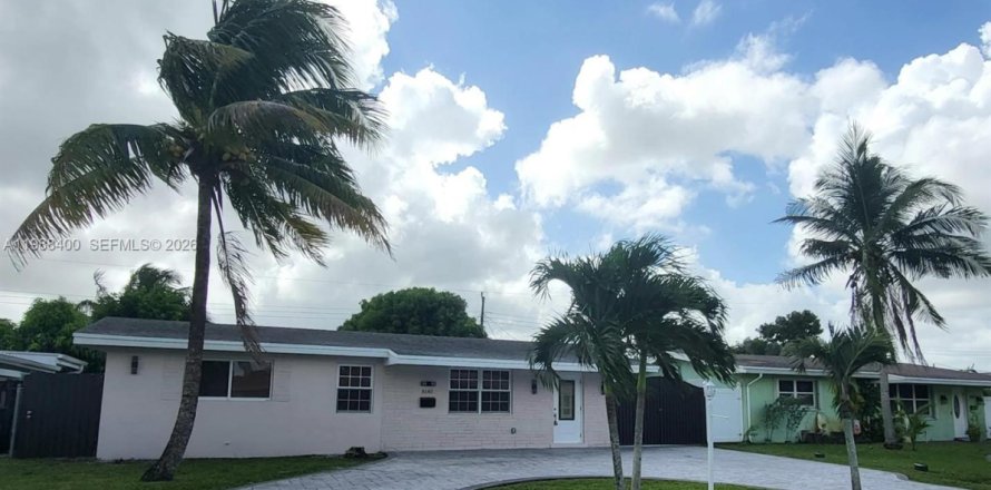 House in Pembroke Pines, Florida 5 bedrooms, 195.09 sq.m. № 2056486