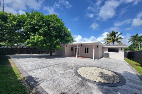 House in Pembroke Pines, Florida 5 bedrooms, 195.09 sq.m. № 2056486 - photo 13