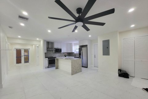 House in Pembroke Pines, Florida 5 bedrooms, 195.09 sq.m. № 2056486 - photo 2