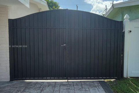 House in Pembroke Pines, Florida 5 bedrooms, 195.09 sq.m. № 2056486 - photo 14