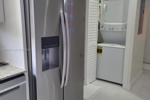 House in Pembroke Pines, Florida 5 bedrooms, 195.09 sq.m. № 2056486 - photo 6