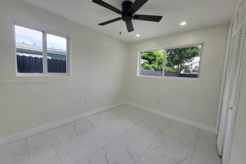 House in Pembroke Pines, Florida 5 bedrooms, 195.09 sq.m. № 2056486 - photo 8