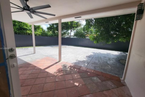 House in Pembroke Pines, Florida 5 bedrooms, 195.09 sq.m. № 2056486 - photo 12