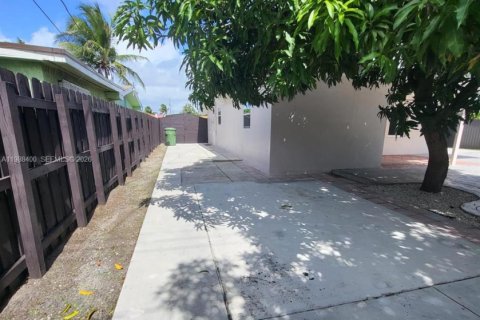 House in Pembroke Pines, Florida 5 bedrooms, 195.09 sq.m. № 2056486 - photo 15