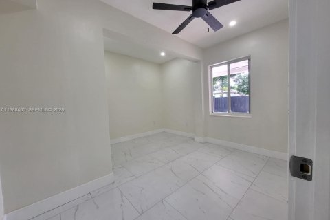 House in Pembroke Pines, Florida 5 bedrooms, 195.09 sq.m. № 2056486 - photo 16