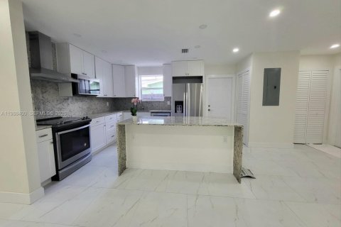 House in Pembroke Pines, Florida 5 bedrooms, 195.09 sq.m. № 2056486 - photo 3