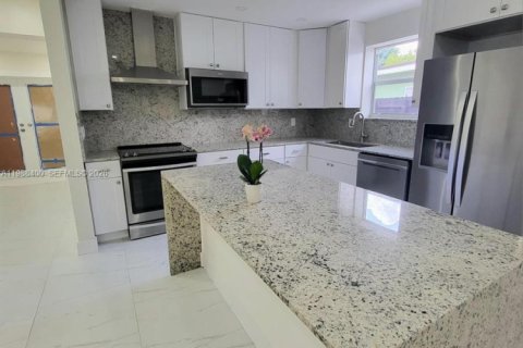 House in Pembroke Pines, Florida 5 bedrooms, 195.09 sq.m. № 2056486 - photo 5