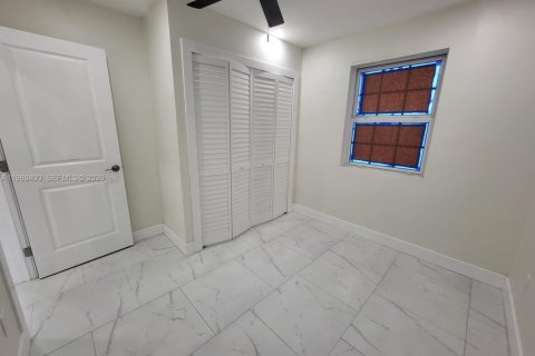 House in Pembroke Pines, Florida 5 bedrooms, 195.09 sq.m. № 2056486 - photo 11