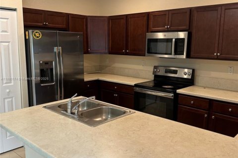 Villa ou maison à louer à Hialeah, Floride: 3 chambres, 154.96 m2 № 1928856 - photo 2