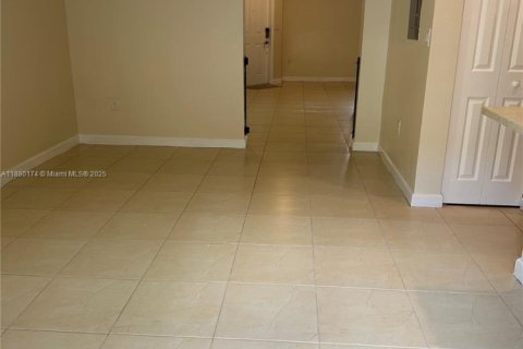 Villa ou maison à louer à Hialeah, Floride: 3 chambres, 154.96 m2 № 1928856 - photo 7