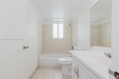 Apartamento en alquiler en Miami, Florida, 3 dormitorios, 100.8 m2 № 1948811 - foto 20