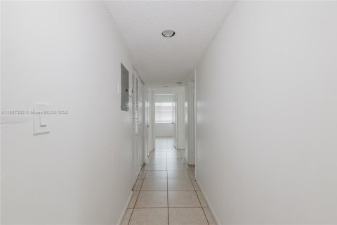 Apartamento en alquiler en Miami, Florida, 3 dormitorios, 100.8 m2 № 1948811 - foto 10